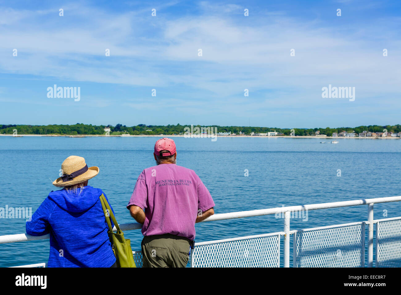 Paar auf dem Deck der Cross Sound Ferry nähert sich London, CT, Nordosten der USA Stockfoto