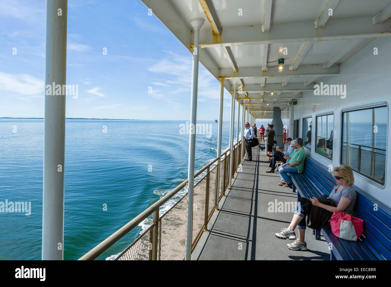 Passagiere an Deck der Cross Sound Ferry zwischen Orient, Long Island, New York und London, CT, Nordosten der USA Stockfoto
