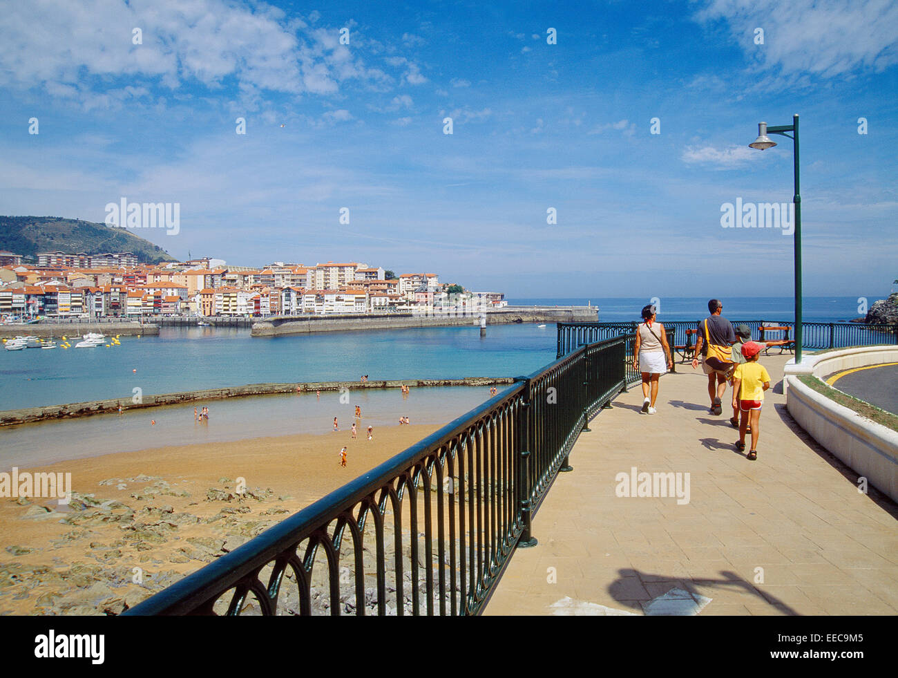 Die Promenade. Lequeitio, Vizcaya Provinz, Baskisches Land, Spanien. Stockfoto