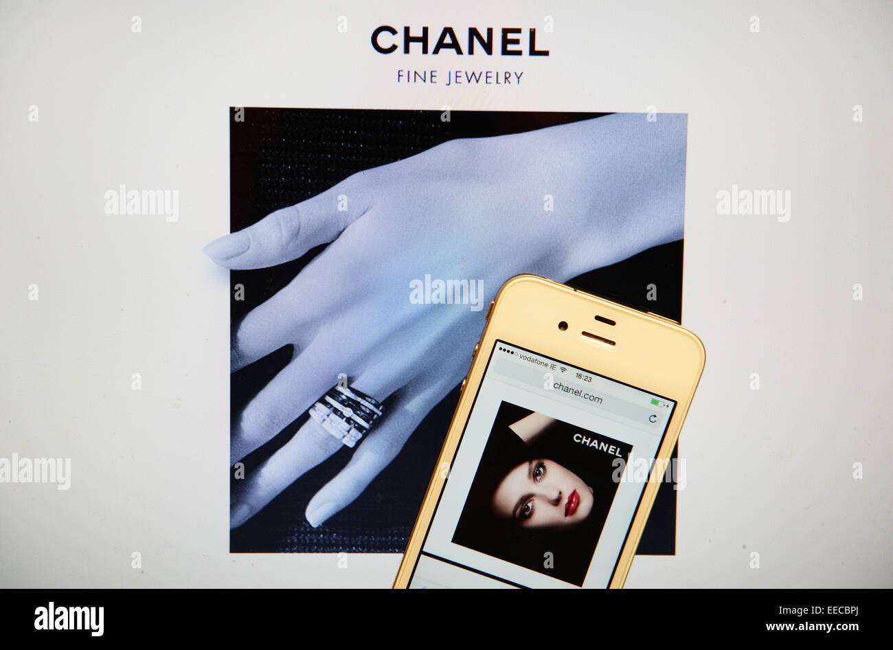 Chanel-Website und IPhone Stockfoto