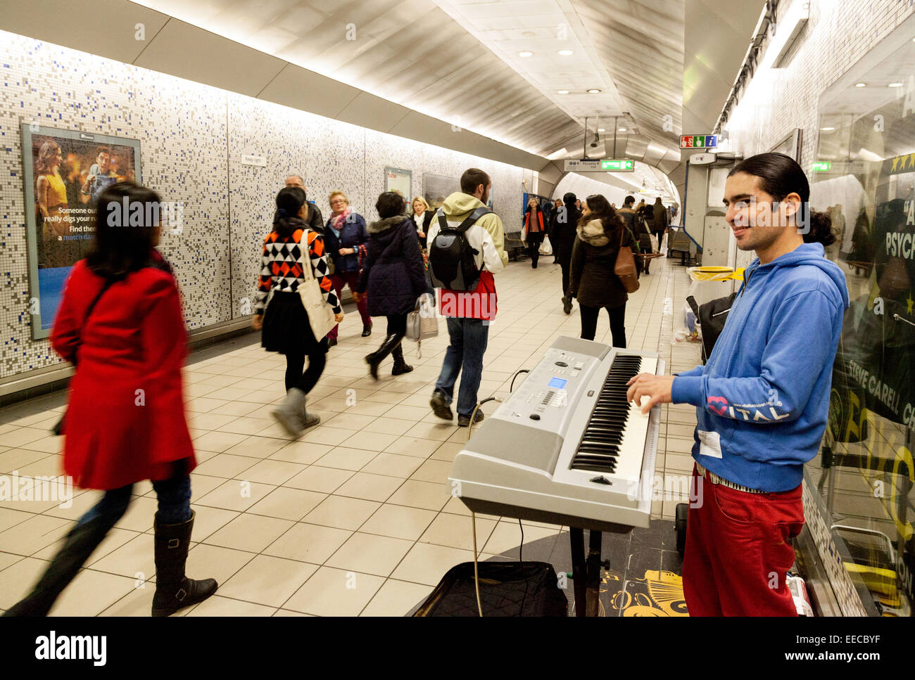 Ein Straßenmusiker spielen eine Tastatur in der Londoner U-Bahn u-Bahn London England UK Stockfoto