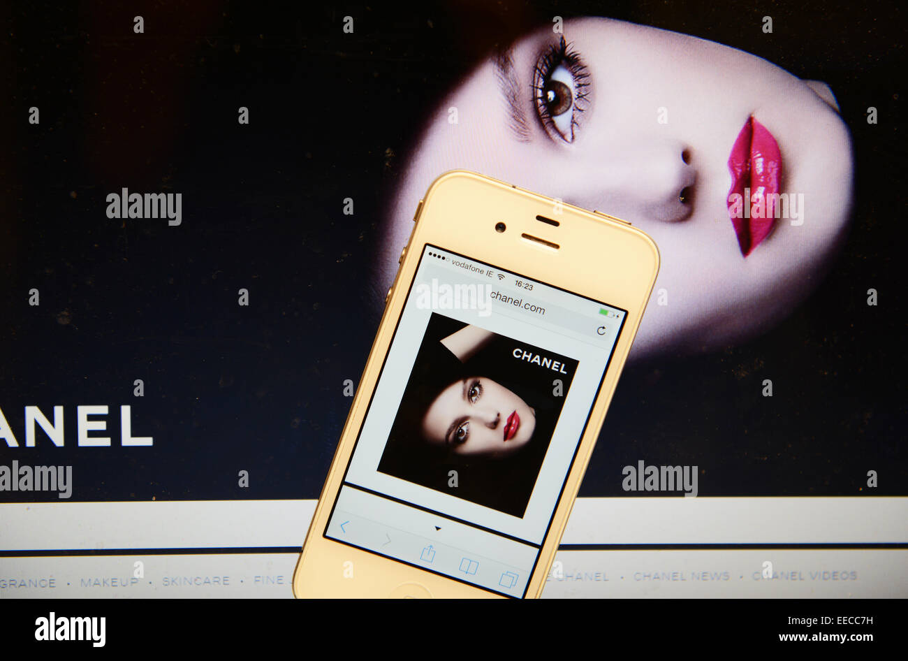 Chanel-Website und IPhone Stockfoto