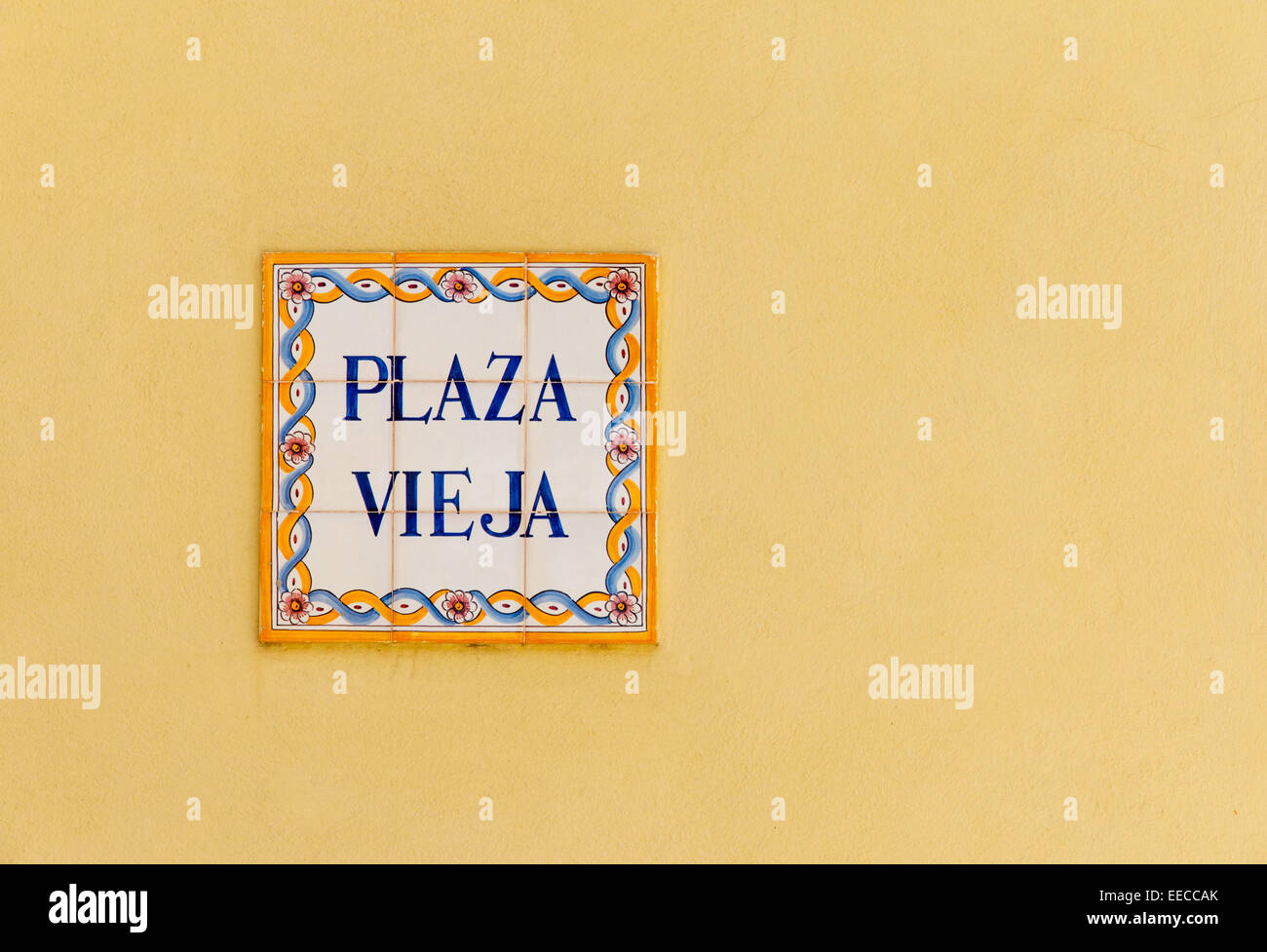 Vintage verziert Keramik Straßenschild auf der Plaza Vieja (dem Ring) in Alt-Havanna, Kuba Stockfoto