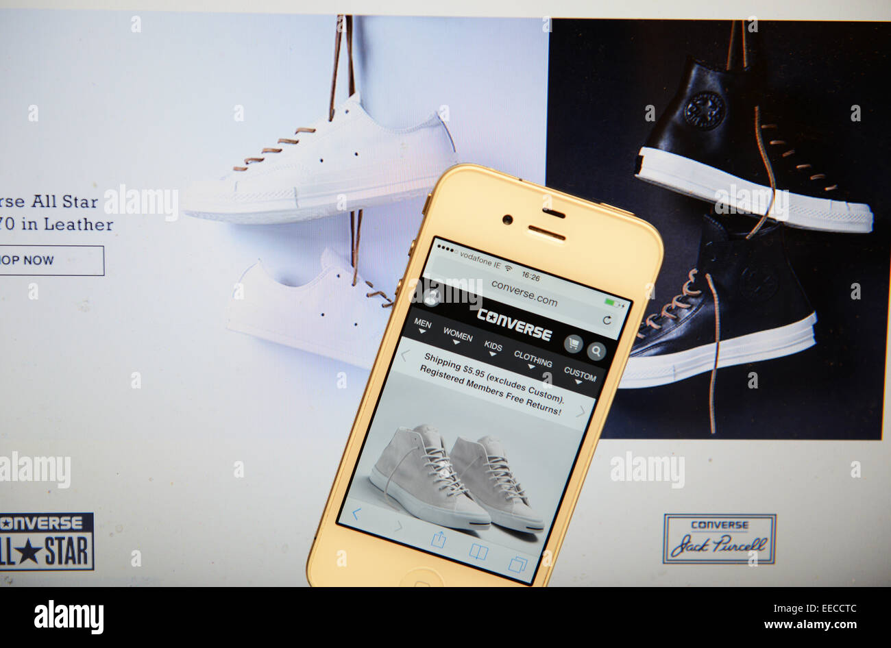 Converse-Website und IPhone Stockfoto