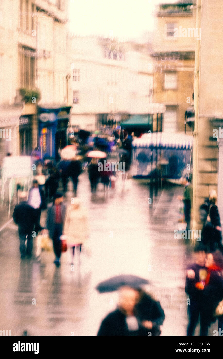 Belebten Einkaufsstraße in Bath, Großbritannien an einem verregneten Samstag Nachmittag Stockfoto