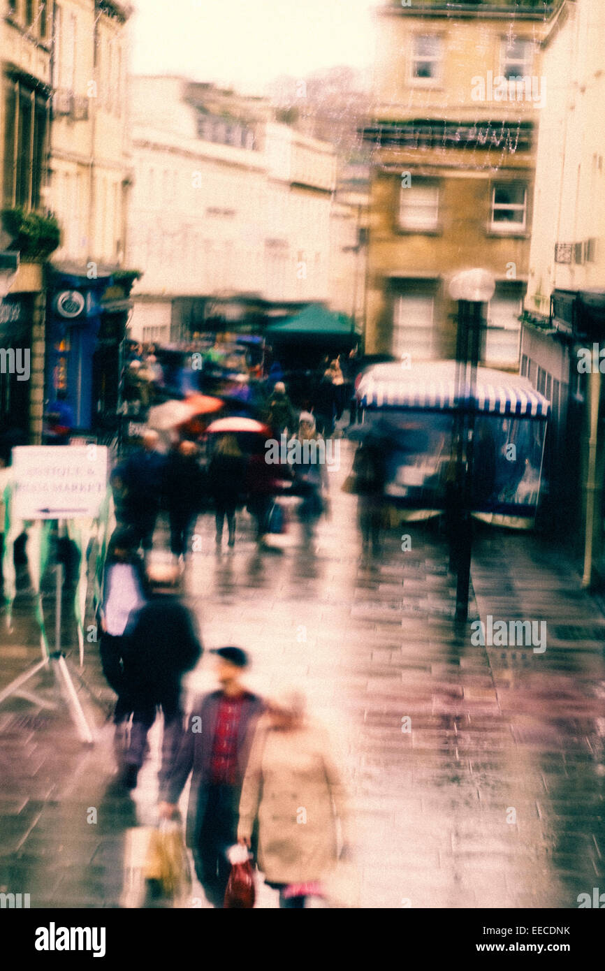 Belebten Einkaufsstraße in Bath, Großbritannien an einem verregneten Samstag Nachmittag Stockfoto