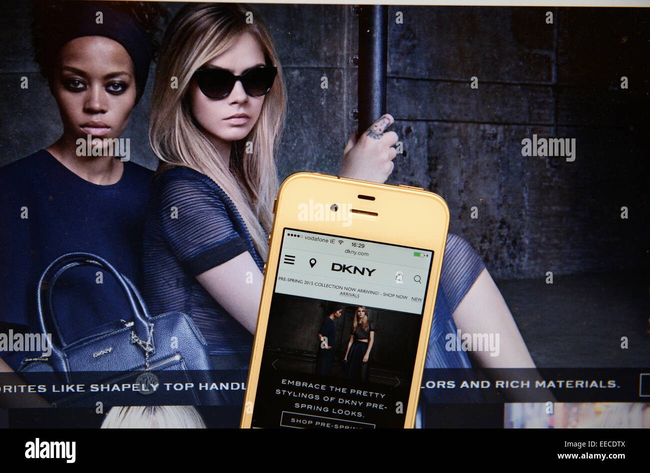 DKNY-Website und IPhone Stockfoto