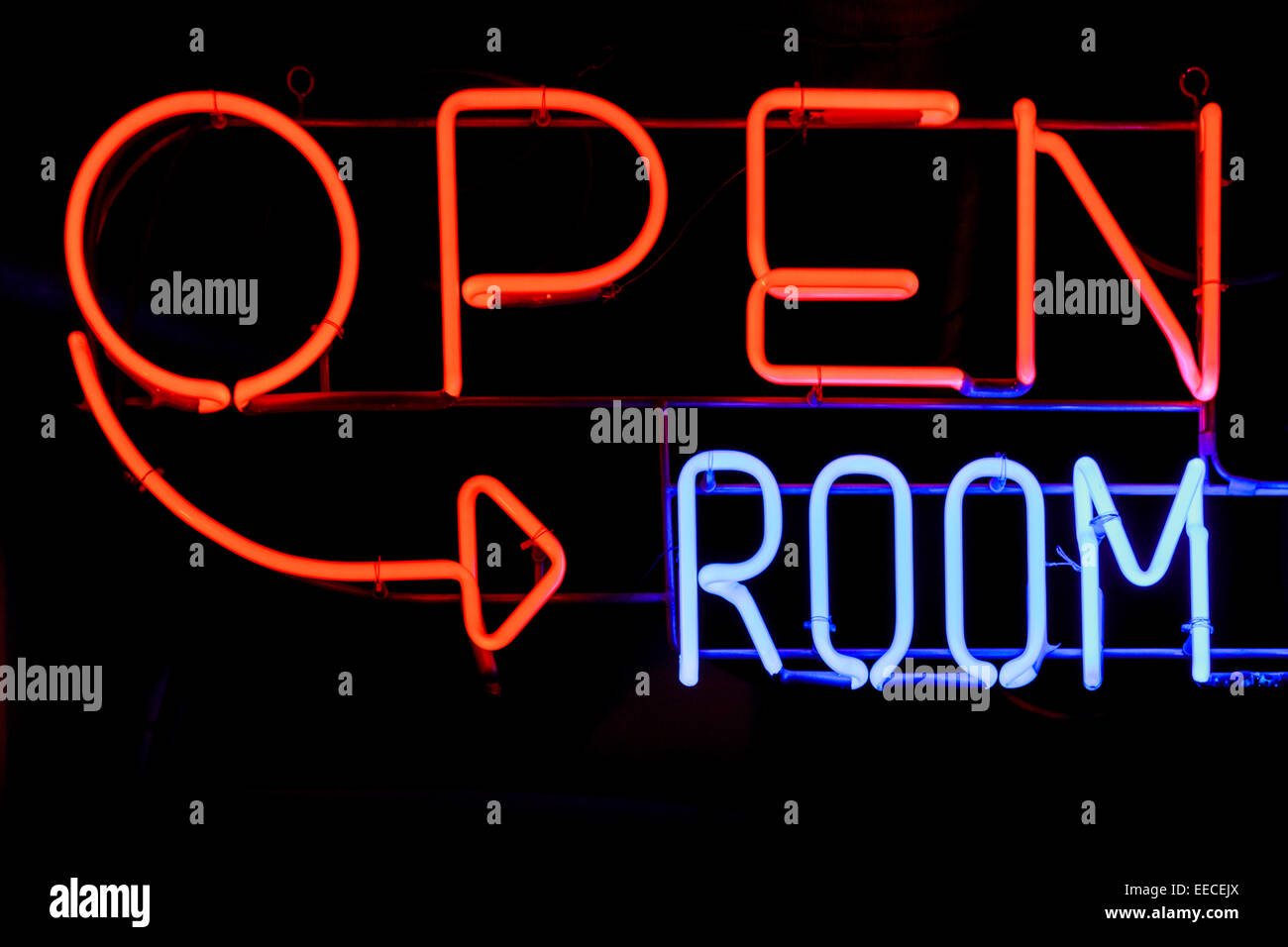 Ein offener Raum Neon anmelden schwarz dunkel Stockfoto