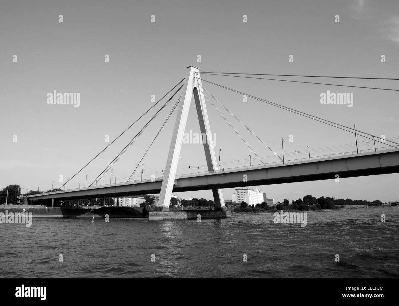 Die Severinsbruecke (Severins Brücke) erstreckt sich über den Rhein in Köln - monochrome Verarbeitung Stockfoto