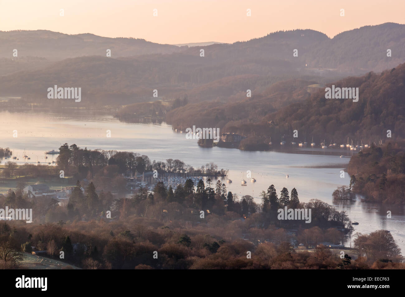 Einen Blick auf Windermere bei Sonnenaufgang von Wainwright Lieblings Orrest Head, Windermere, Lake District National Park, Cumbria, England Stockfoto