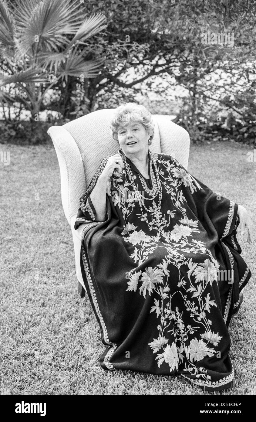 Los Angeles, Ca - 1. März: der Oscar-prämierte Schauspielerin Shelley Winters an ihrem Haus in Los Angeles, Kalifornien, die am 1. März 1996. Stockfoto