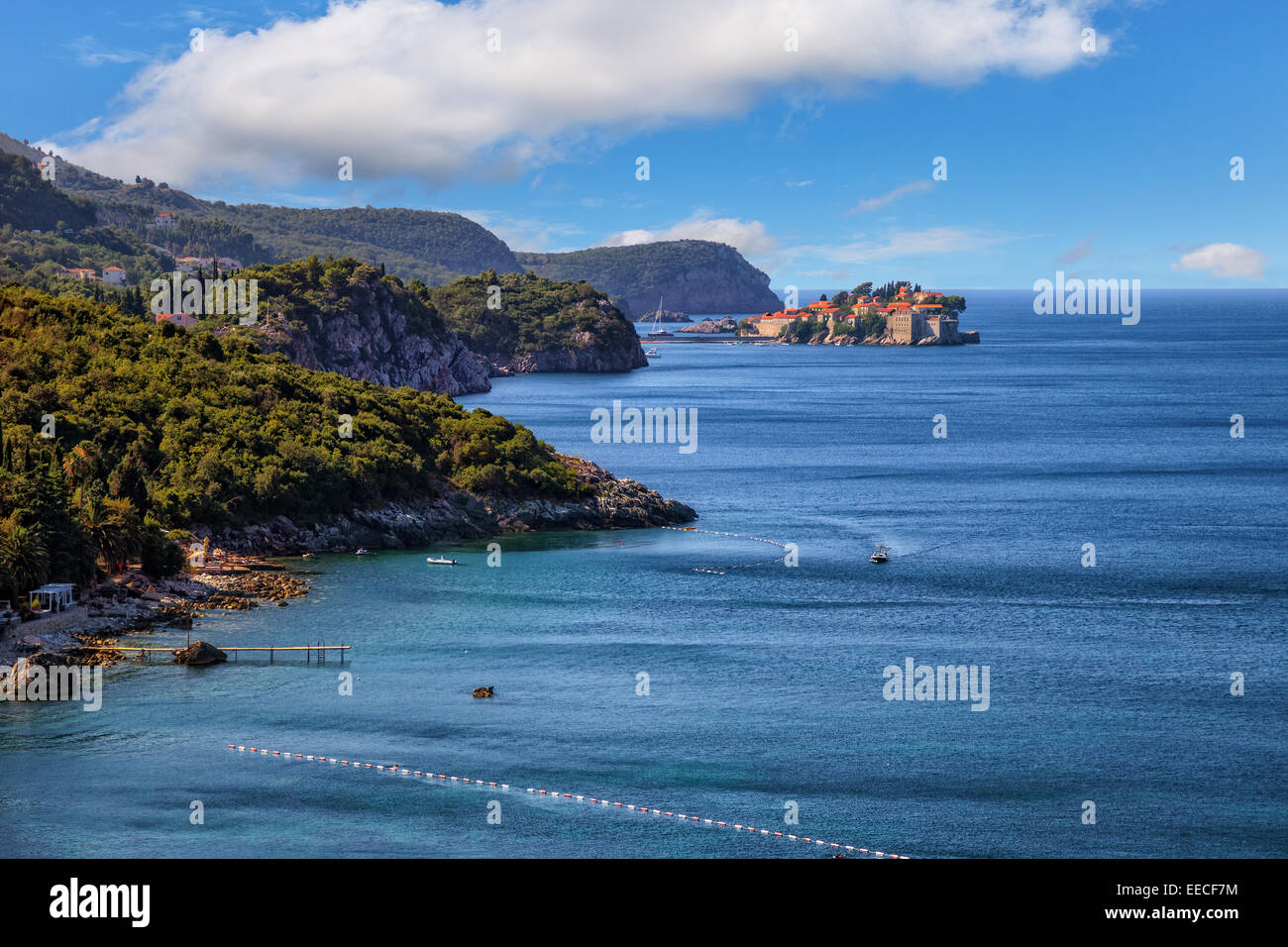 Schöne Adria Landschaft mit Insel Sveti Stefan im Hintergrund, Montenegro. Stockfoto