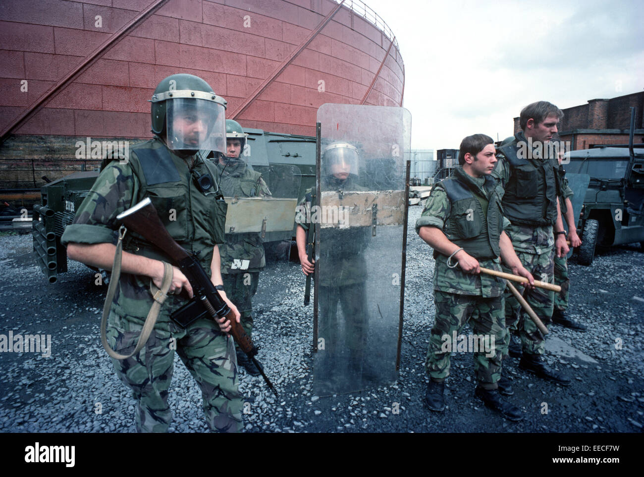 BELFAST, NORDIRLAND - JUNI 1976. Britische Armee entreißen Kader in Unruhen verwendet, um verdächtige zu verhören während der Unruhen, Nordirland zu greifen. Stockfoto