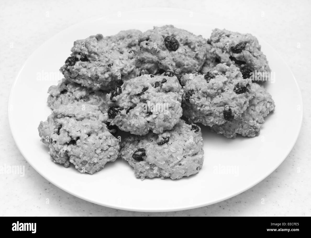 Teller mit gesundes Müsli mit Rosinen Cookies frisch aus dem Ofen - monochrome Verarbeitung Stockfoto