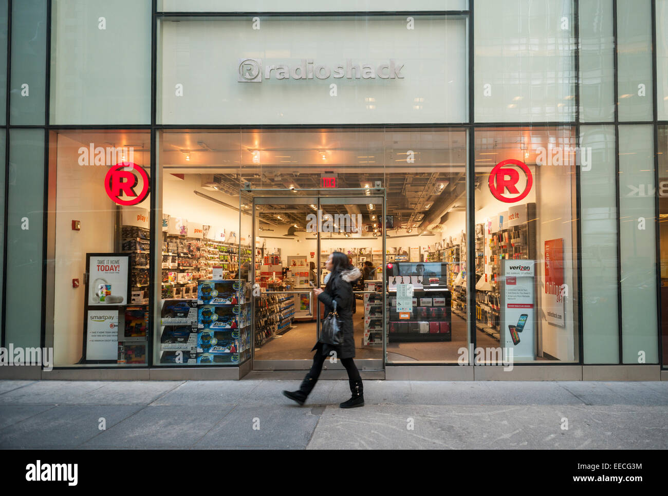 New York, USA. 15. Januar 2015. Ein RadioShack Store am Donnerstag, 15. Januar 2015 in New York. Die kämpfenden Elektronik-Händler wird berichtet, um Insolvenz nächsten Monat würzen werden. Das Unternehmen verzeichnete Verluste der letzten 11 Monate und kein Geld für den täglichen Betrieb ausgeführt wird. 24.000 Menschen beschäftigt. (© Richard B. Levine) Bildnachweis: Richard Levine/Alamy Live-Nachrichten Stockfoto