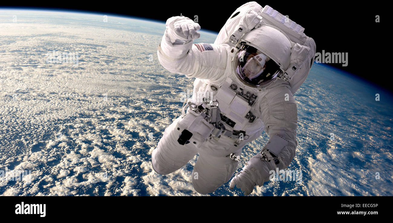 Künstlers Konzept eines Astronauten im Weltraum schweben. Eine Wolke bedeckte Erde unten ist. Stockfoto