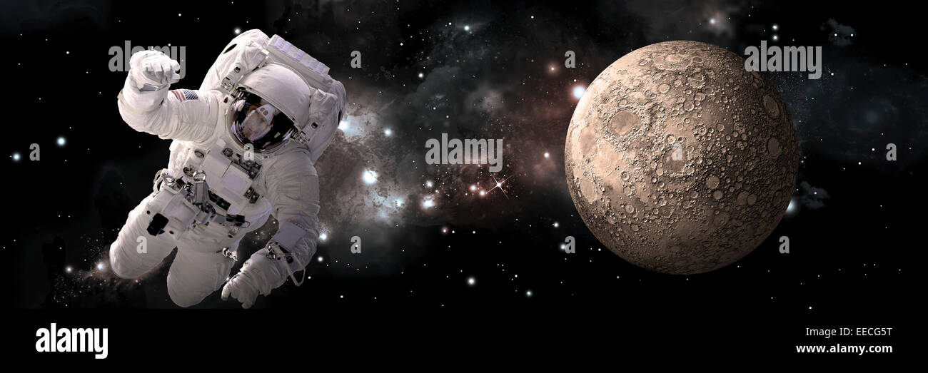 Künstlers Konzept eines Astronauten im Weltraum schweben. Ein karge und stark verkratert Mond wird von einem nahe gelegenen Stern beleuchtet. Stockfoto