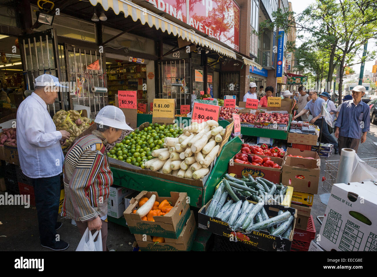 Kaufen Produkte in Chinatown Märkten. Toronto, Kanada. Stockfoto
