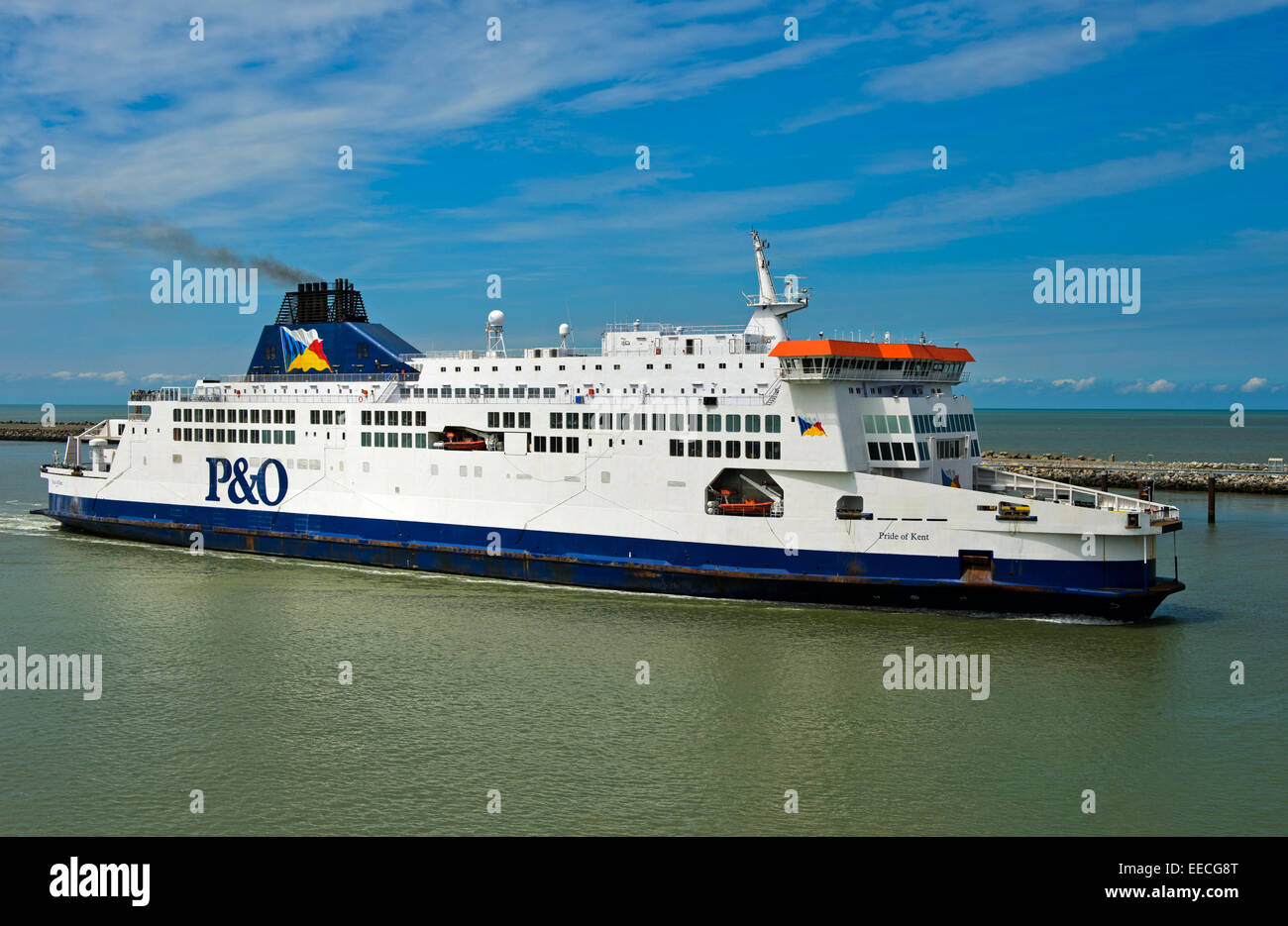 Ärmelkanal Pride of Kent von P&O Ferries nähert sich der Hafen von Calais, Frankreich Stockfoto