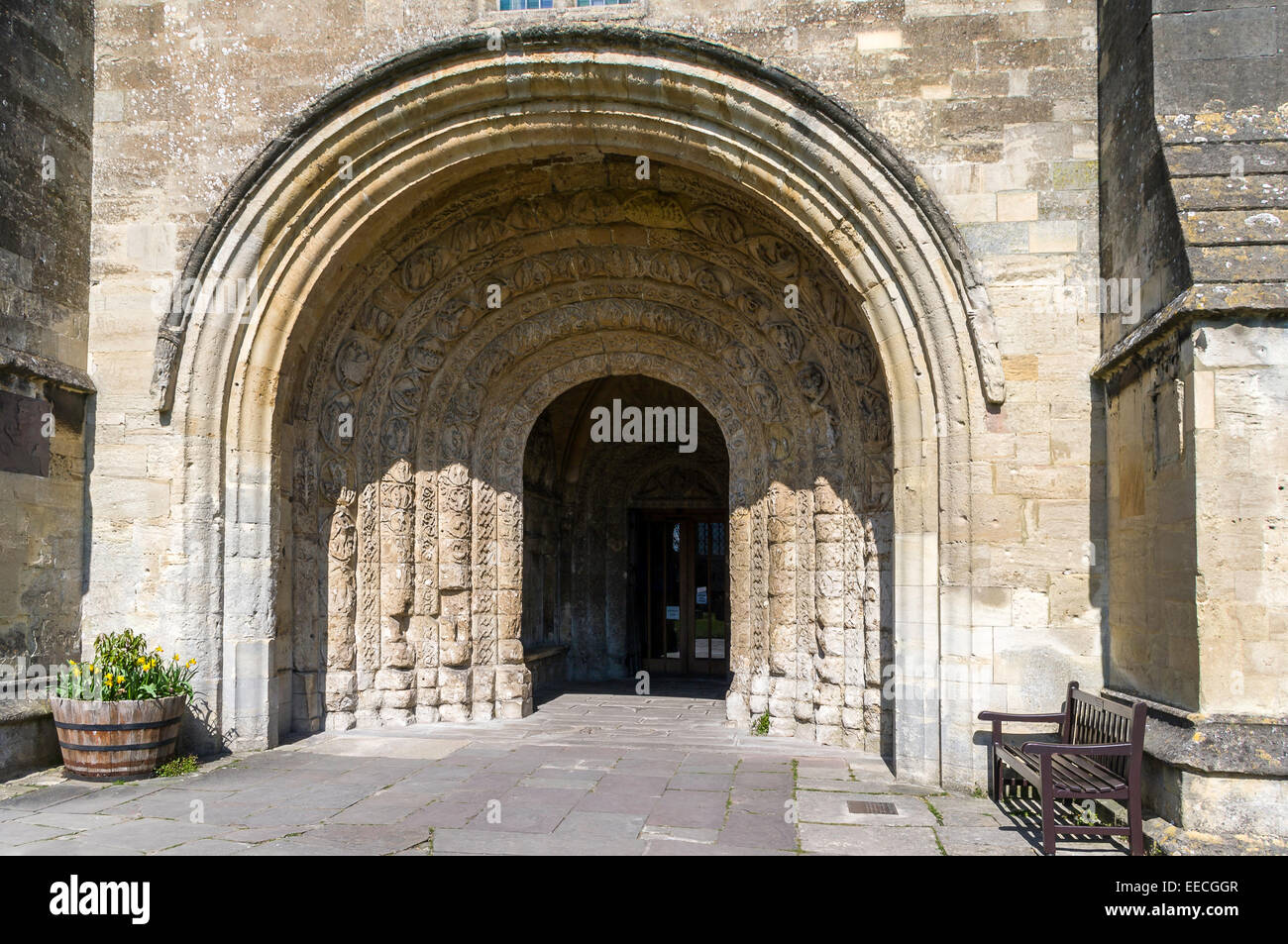 Geschnitzte Torbogen um südliche Tür, Malmesbury Abbey Stockfoto