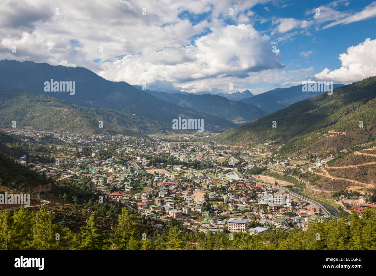 Die Stadt von Thimphu liegt im Flusstal Wang Chhu. Bhutan. Stockfoto