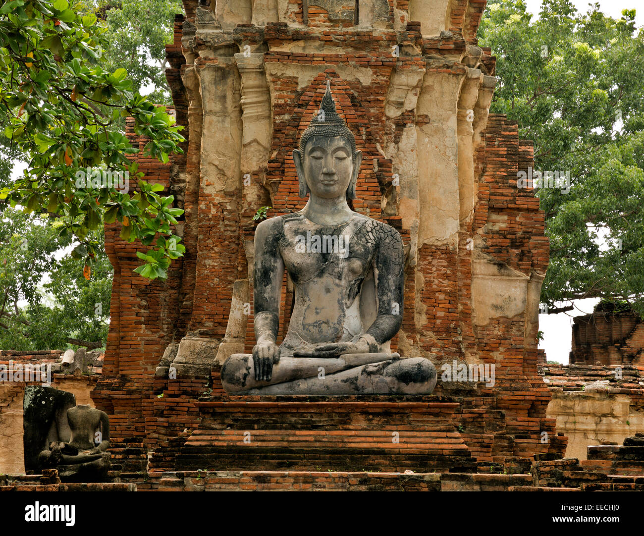 THAILAND - teilweise restauriert, antike Buddha am Wat Phra Mahathat in Ayutthaya Historical Park, ehemalige Hauptstadt. Stockfoto