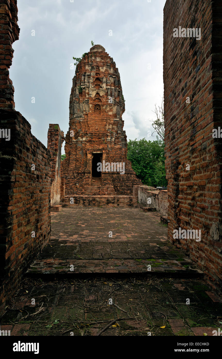 TH00287-00... THAILAND - alten Backstein-Mauern und Fundamente im Wat Phra Mahathat Ayutthaya Historical Park. Stockfoto