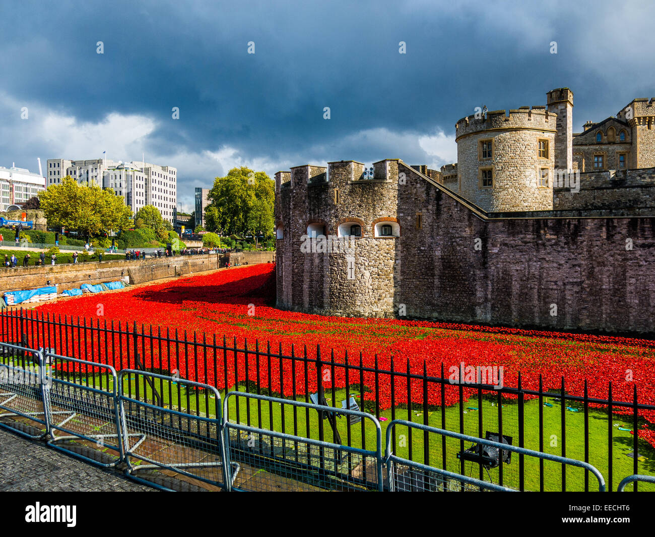 Keramik Mohn außerhalb des Tower of London um 100 Jahre seit dem Beginn des ersten Weltkriegs zu gedenken Stockfoto