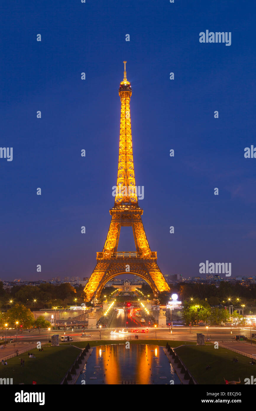 Eiffelturm in der Nacht. Paris, Frankreich. Stockfoto