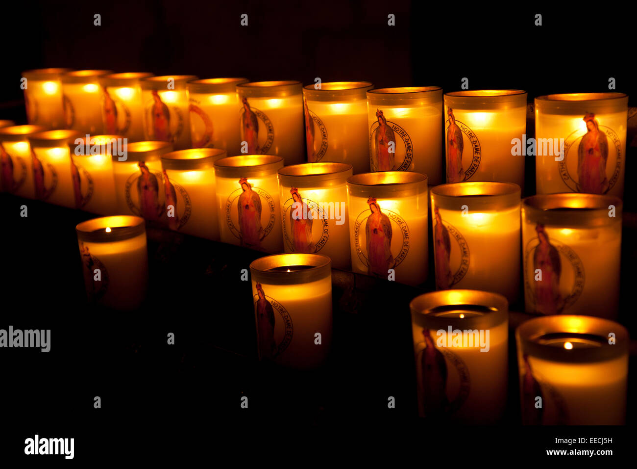 Kerzen im Inneren der Kathedrale Notre-Dame. Paris, Frankreich. Stockfoto