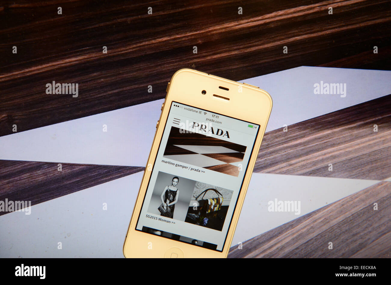 Prada-Website und IPhone Stockfoto