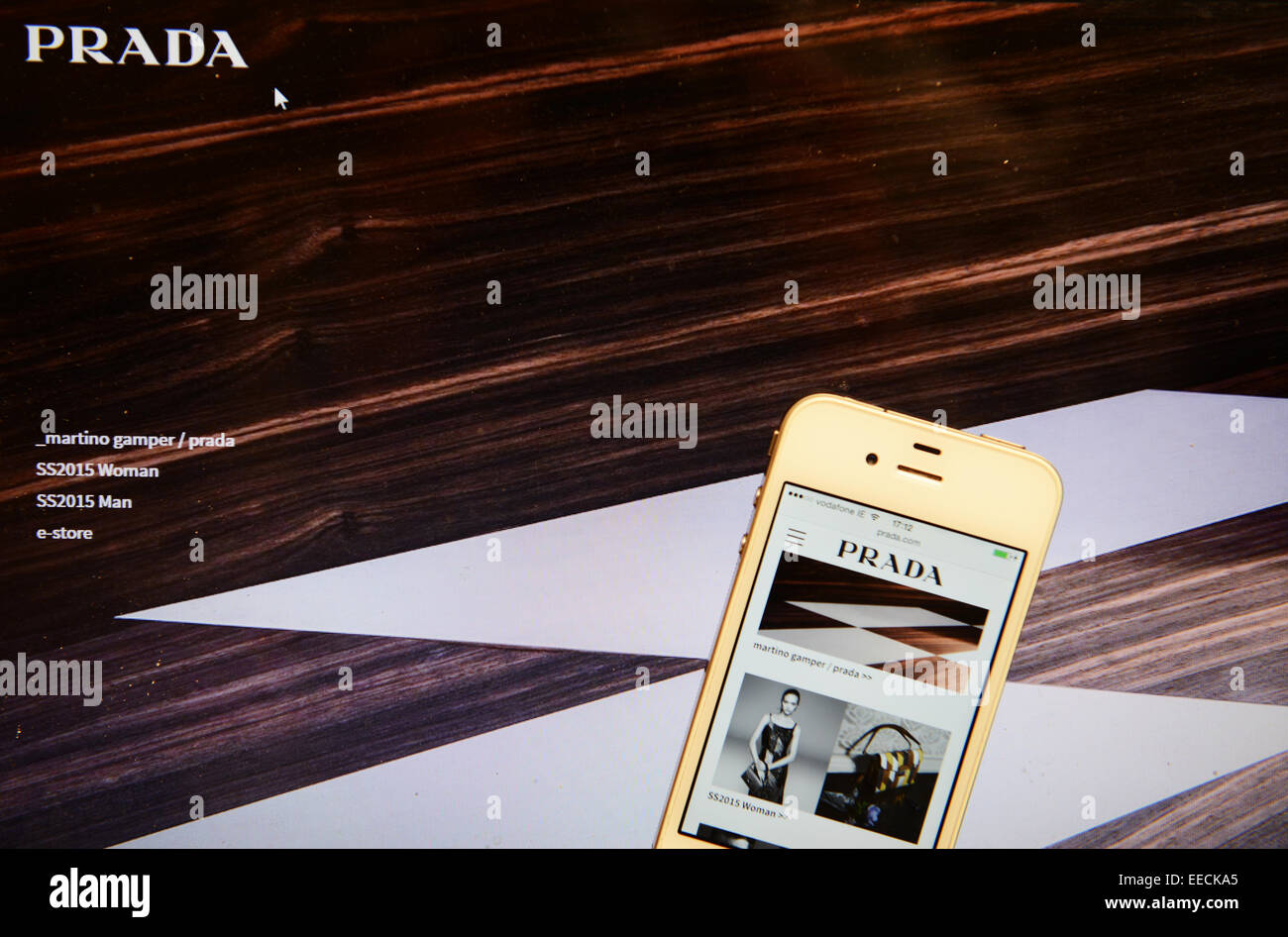 Prada-Website und IPhone Stockfoto