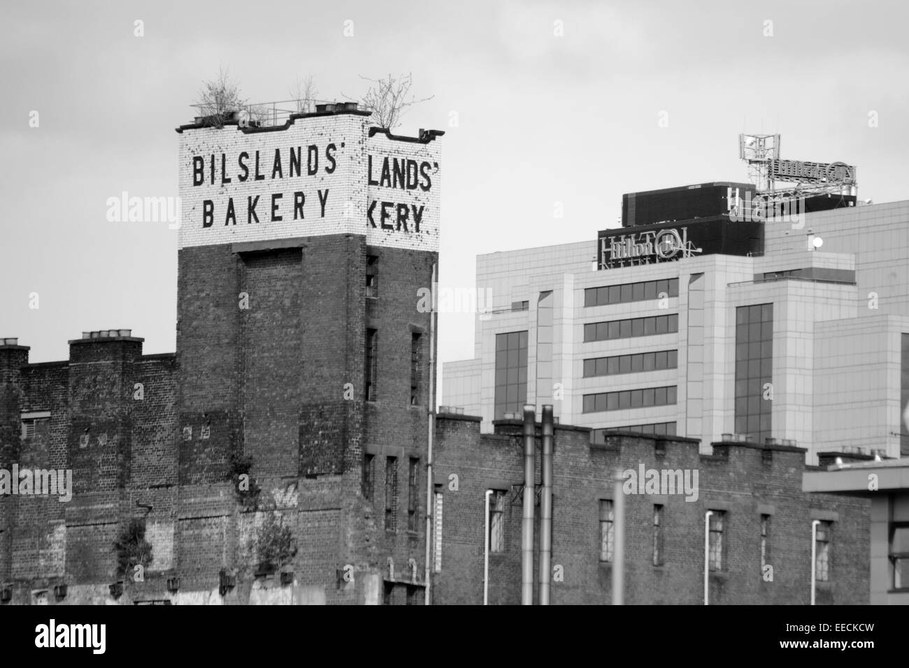 Verlassenen Bäckerei Gebäude und high-Rise Hotel in Glasgow, Schottland Stockfoto