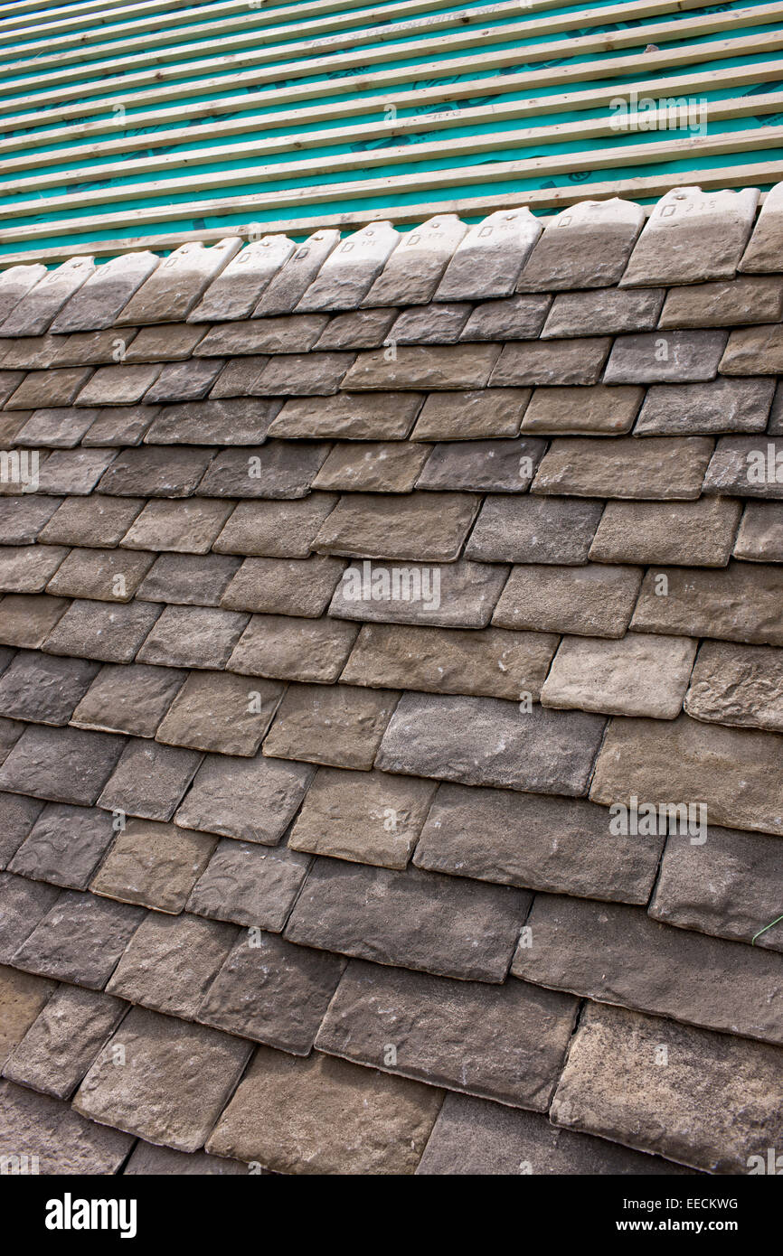 Neu mit Reproduktion Kardinal Cotswold Dach Dach Schiefer eine Cotswolds Stein Eigenschaft mit traditionellen Methode von tiling Stockfoto
