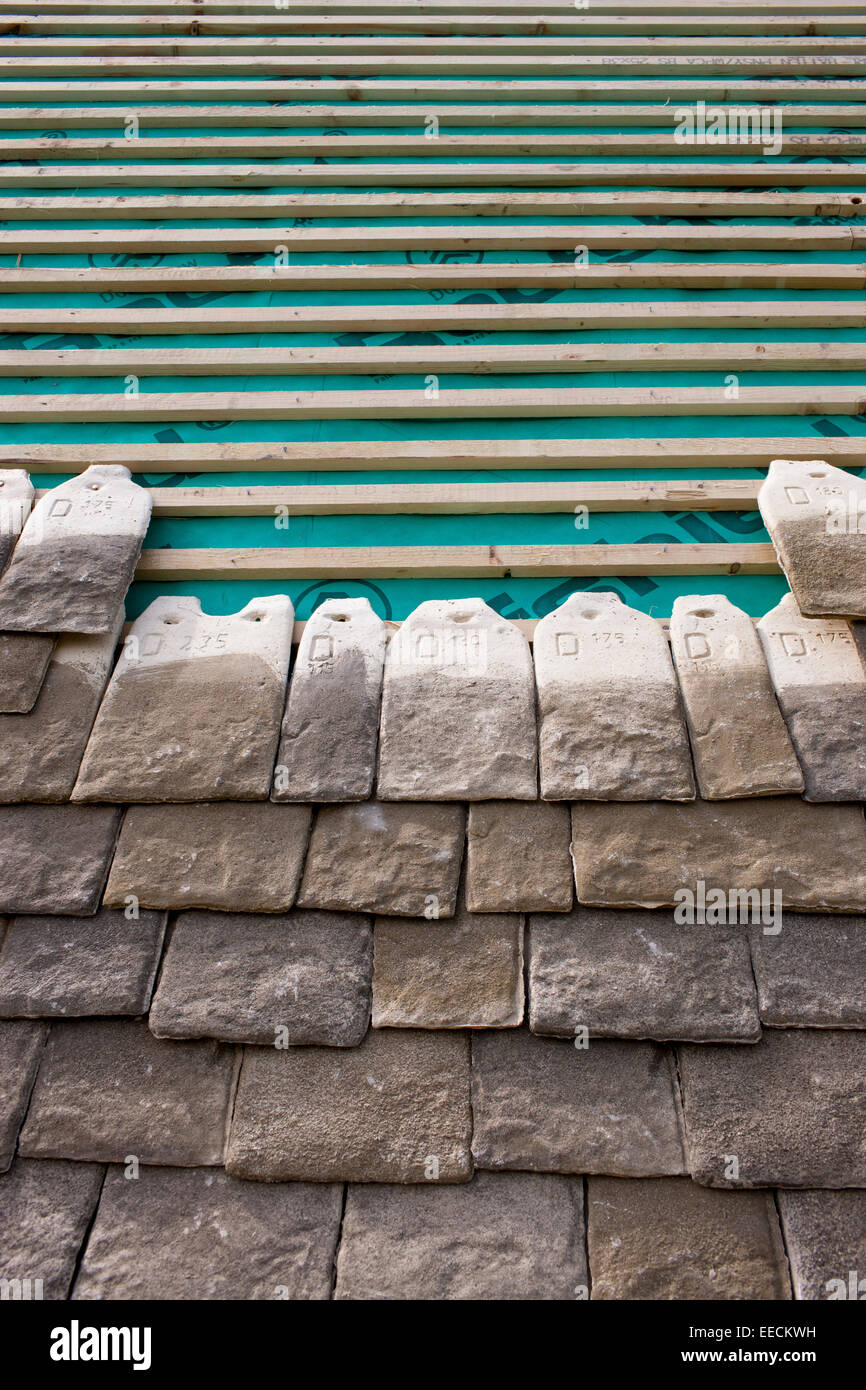 Neu mit Reproduktion Kardinal Cotswold Dach Dach Schiefer eine Cotswolds Stein Eigenschaft mit traditionellen Methode von tiling Stockfoto