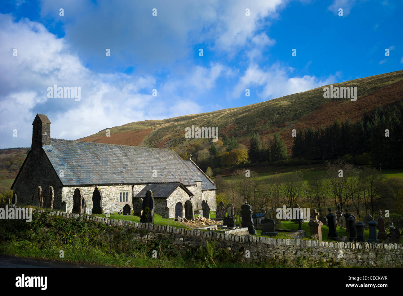 St. Davids alte Pfarrkirche und Friedhof, Kirche von Wales, im Kirchspiel Blaenau Irfon in Brecon Beacons Stockfoto