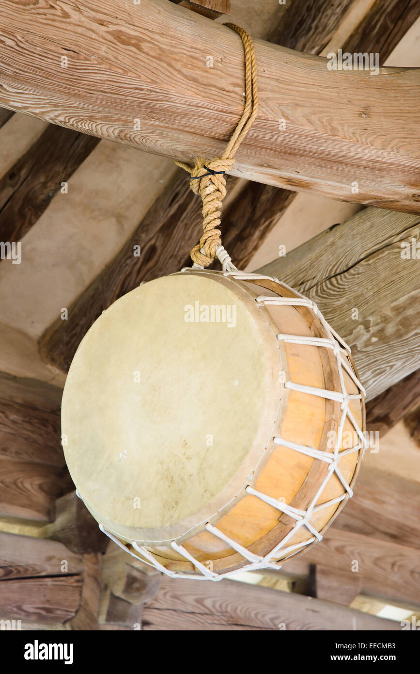 alten koreanischen Trommel "Buk" hängen an einer Holzkonstruktion Stockfoto
