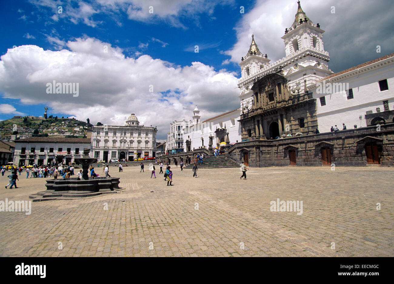 Plaza San Francisco ist für seine Kirche und Kloster Quitos Schutzpatron, Ecuador, Südamerika zu Ehren benannt. Stockfoto