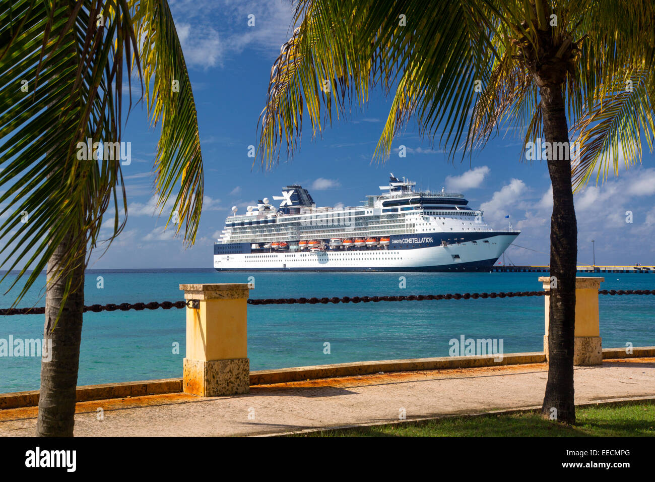 Celebrity Constellation Kreuzfahrt Schiff angedockt an Frederiksted, St. Croix, Amerikanische Jungferninseln, West Indies Stockfoto