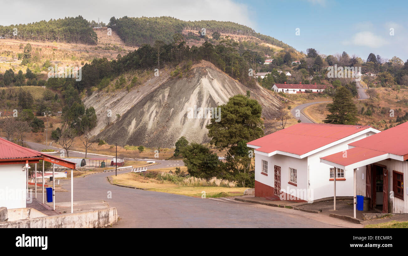 BULEMBU, Swasiland, Afrika - ehemalige Asbest Bergbaustadt, jetzt weitgehend leer, mit Damm der Halde. Stockfoto