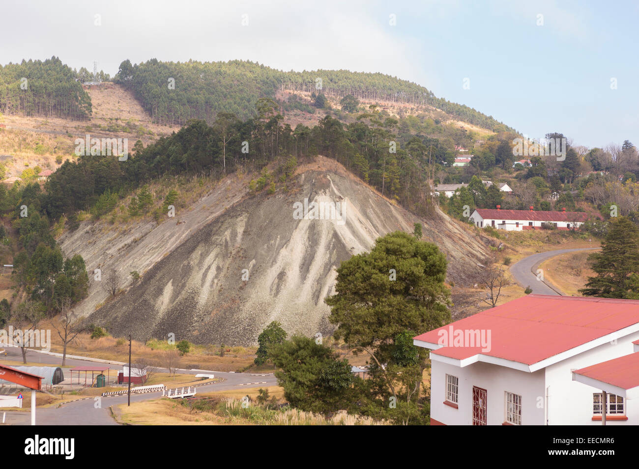 BULEMBU, Swasiland, Afrika - ehemalige Asbest Bergbaustadt, jetzt weitgehend leer, mit Damm der Halde. Stockfoto