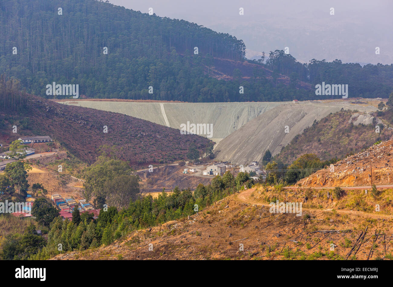 BULEMBU, Swasiland, Afrika - Tailings am ehemaligen Asbest Bergbaustadt, jetzt weitgehend unbewohnt. Stockfoto