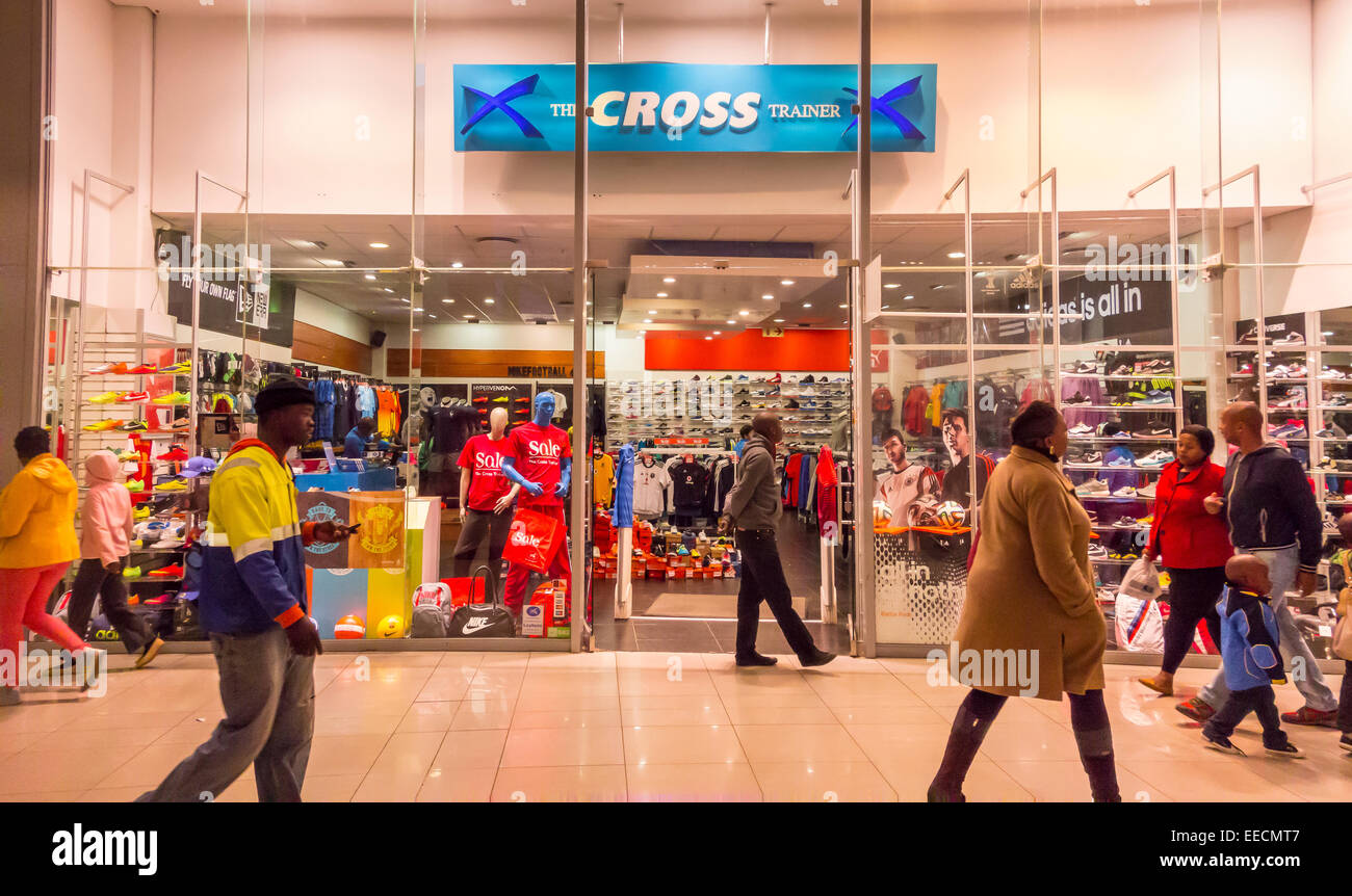 SOWETO, JOHANNESBURG, SOUTH AFRICA - The Cross Trainer Shop Verkauf von Sportartikeln in Maponya Einkaufszentrum. Stockfoto