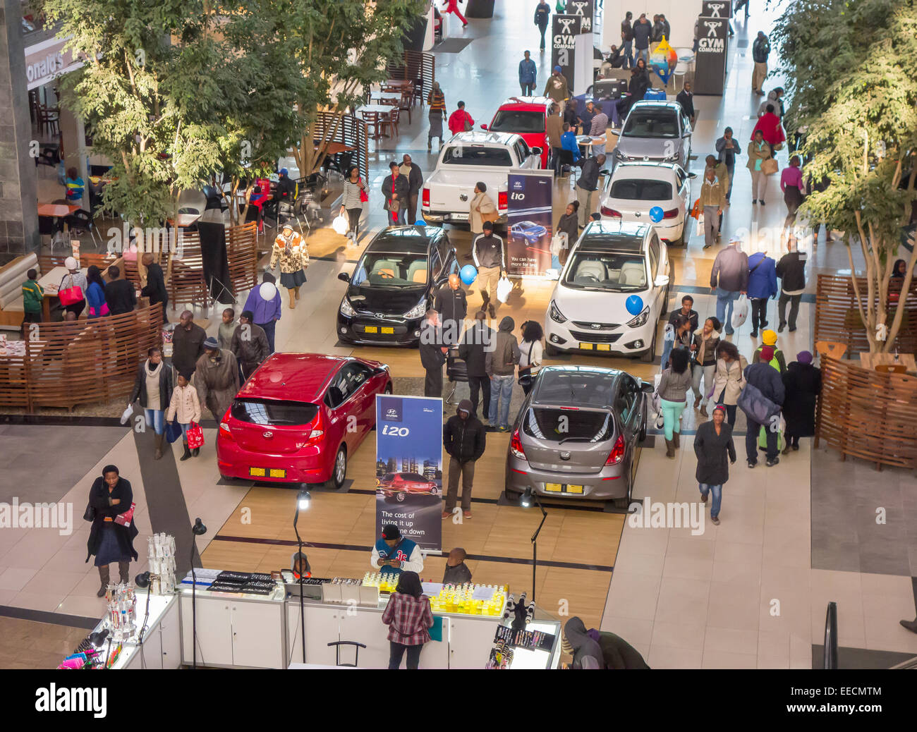 SOWETO, JOHANNESBURG, Südafrika Neuwagen und Shopper im Maponya Mall
