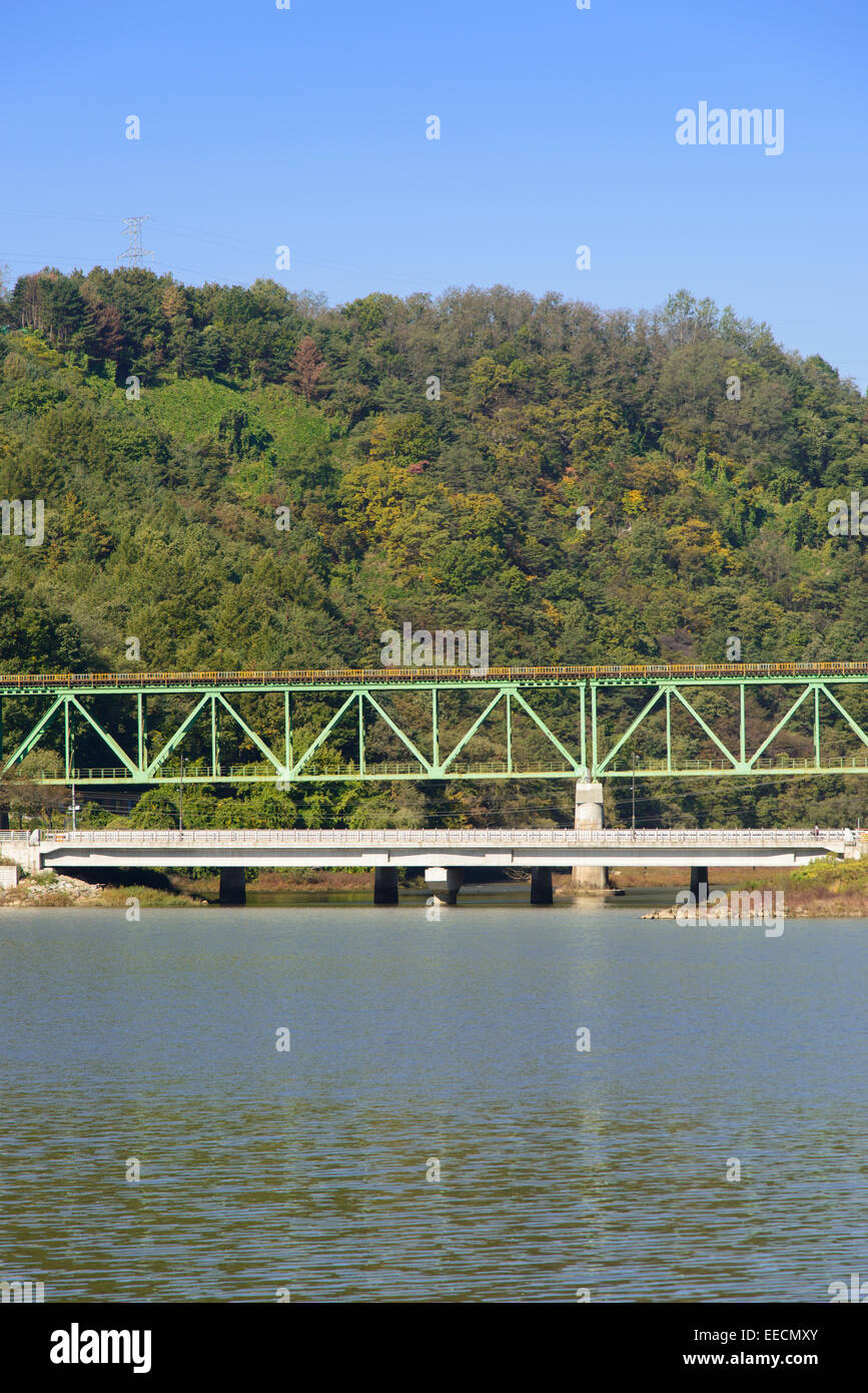 Seitenansicht der Struktur Eisenbahn Gitterbrücke Stockfoto