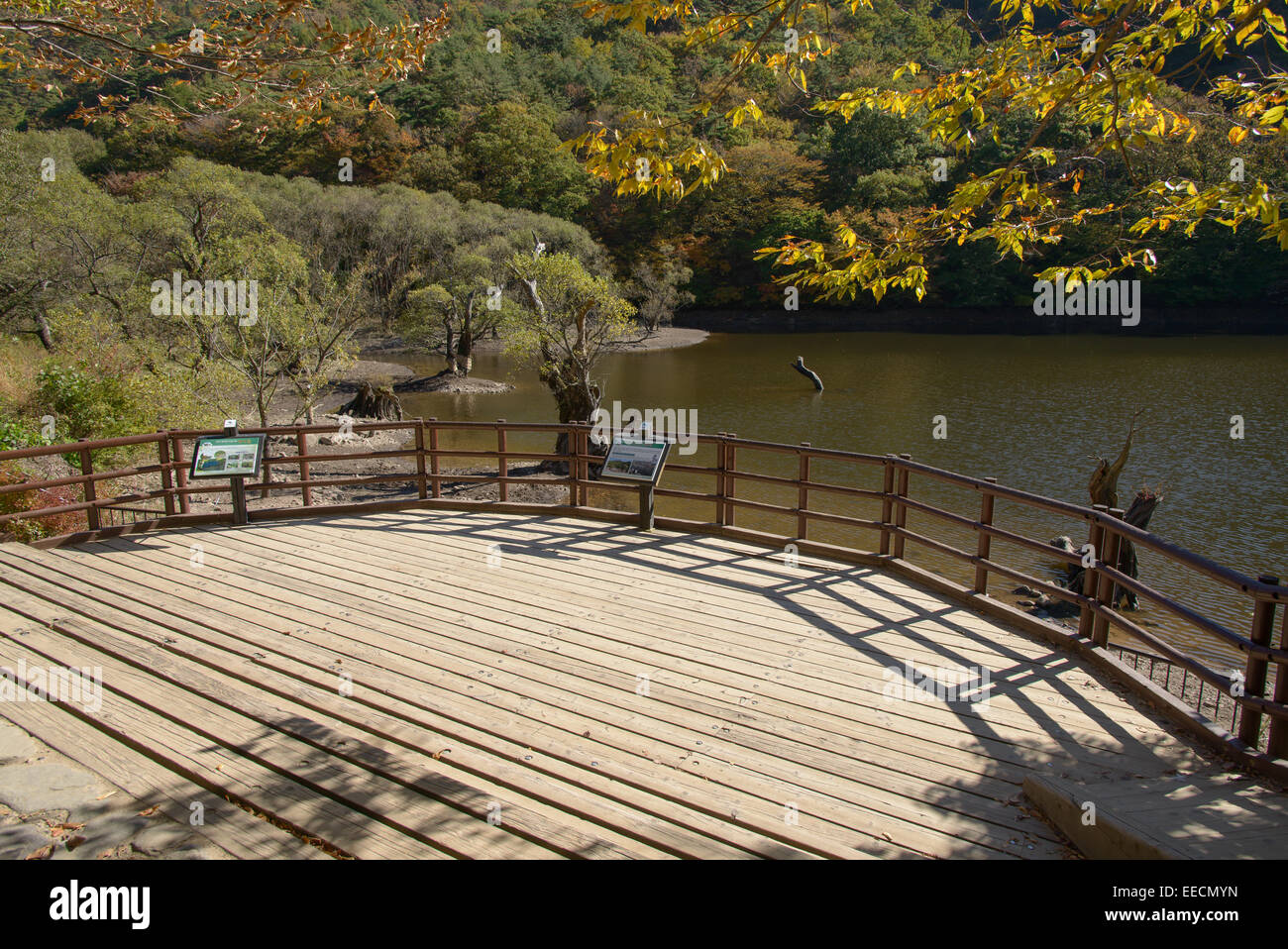 Sternwarte Deck am Jusanji Stausee im Juwangsan National Park, Korea. Stockfoto