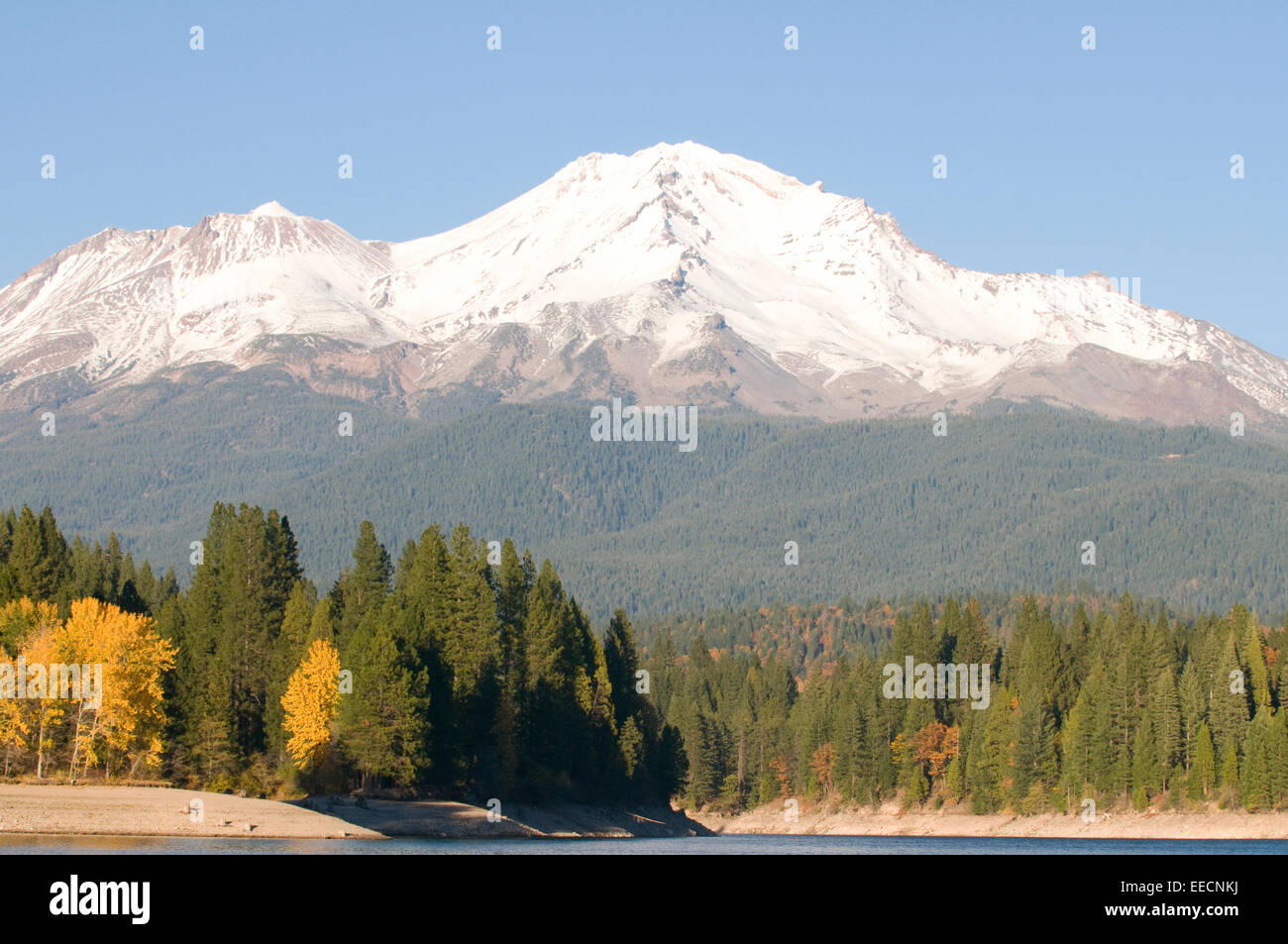 See-Siskiyou & Mount Shasta California USA. Mount Shasta ist eine Stadt in Siskiyou County, Kalifornien, etwa 3.600 Fuß Stockfoto
