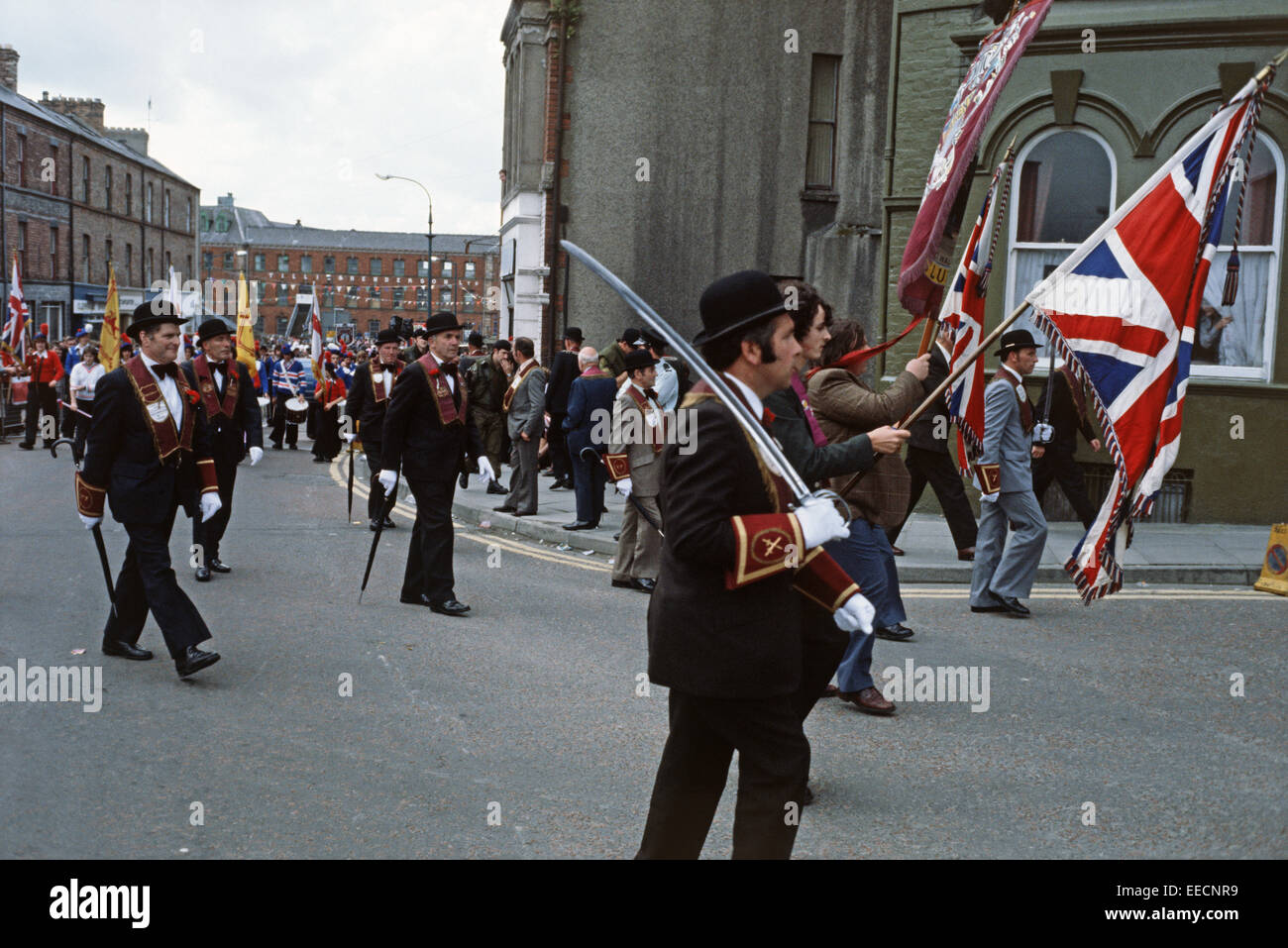 DERRY, LONDONDERRY, VEREINIGTES KÖNIGREICH - SEPTEMBER 1978. Lehrling jungen Parade, Derry Stadt Straßen während der Unruhen, Nordirland, Stockfoto