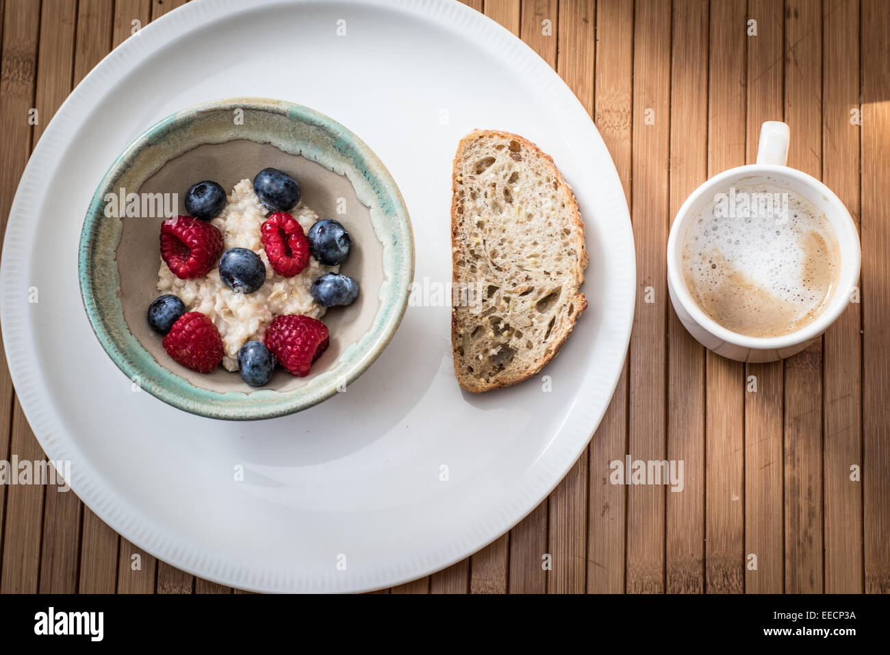 Gesundes Frühstück aus Haferflocken, Vollkornbrot und Beeren Stockfoto