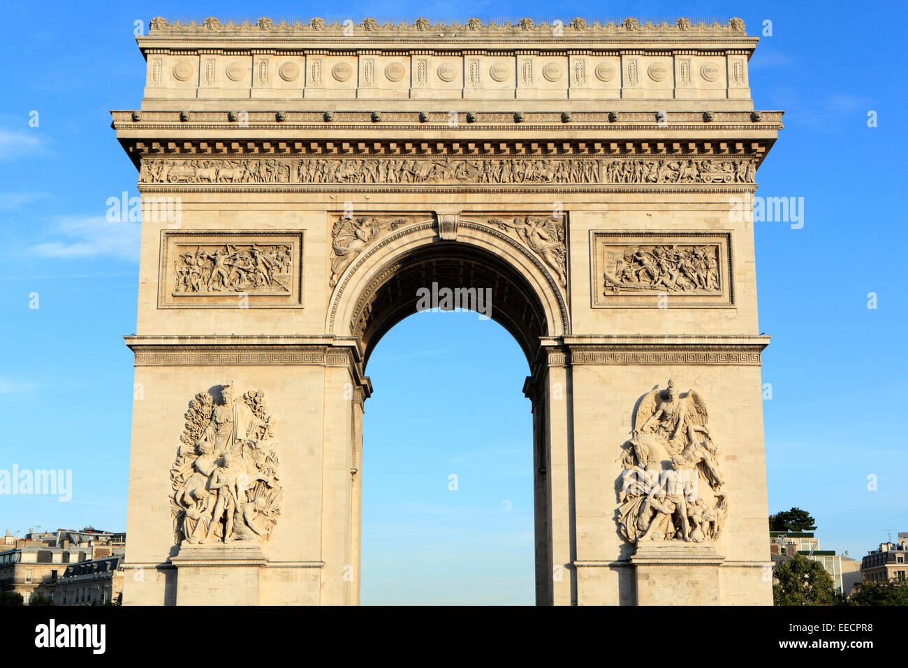 In warmen späten Nachmittag Licht getaucht dem majestätischen Arc de Triomphe im Zentrum von Paris. Stockfoto